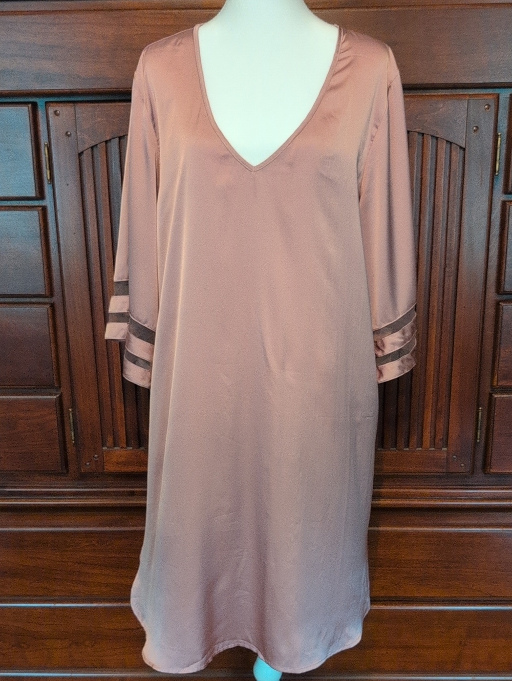 Ekouaer Satin V-Neck Shift Dress in Dusty Rose